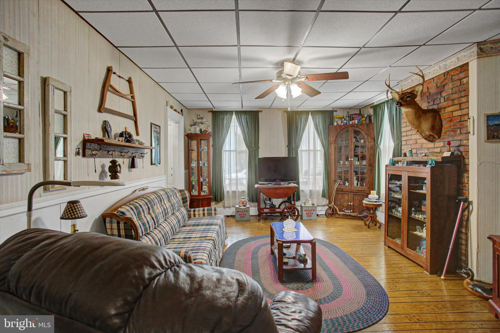 28 South Washington Street Shippensburg, PA 17257 - Photo 5 of 32 Living Room