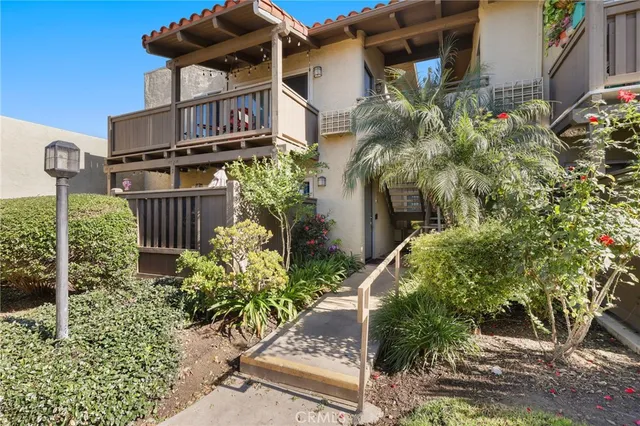 a view of a back yard of the house