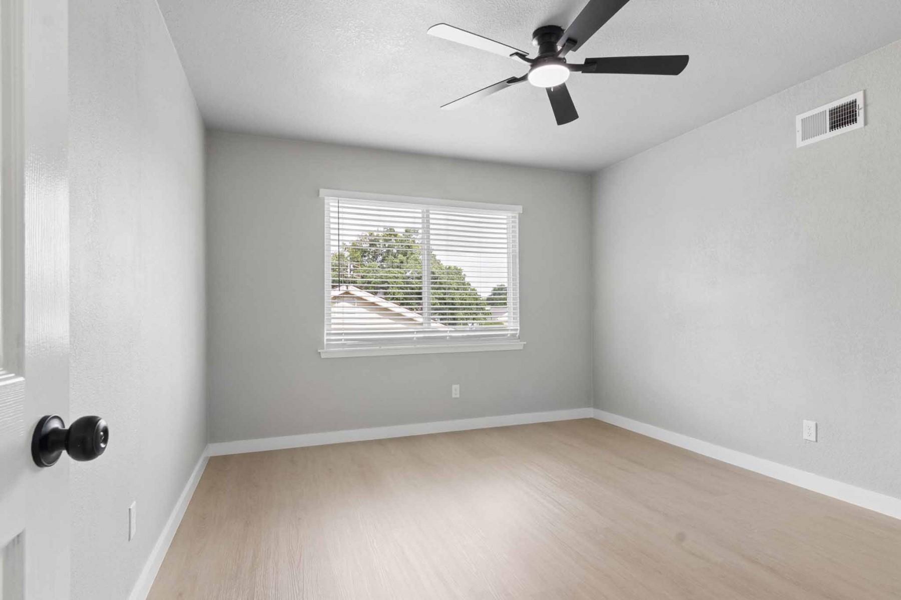 10423 Quiet Hill Road La Porte, TX 77571 - Photo 18 of 27 Guest bedroom (upstairs)