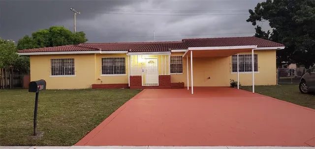 a view of a house with backyard