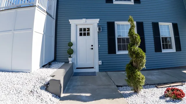 $2,650 | 229 Oneil Road, Unit 1, Somerset, MA 02725