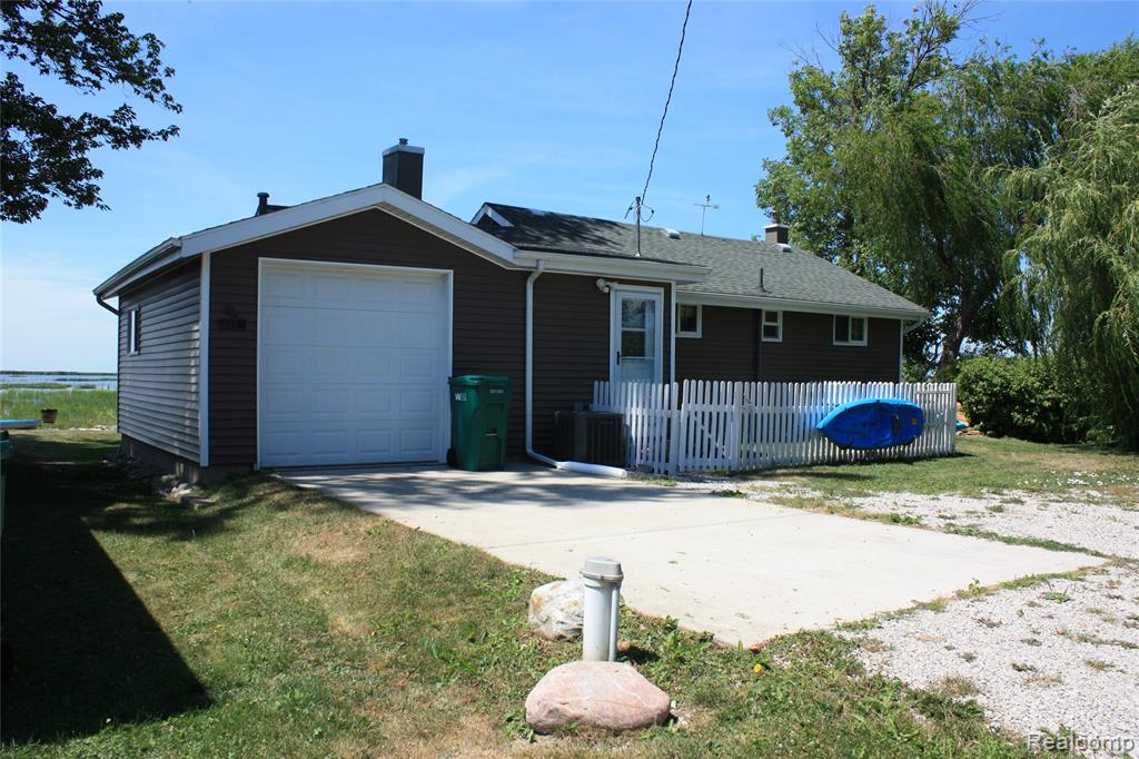 1724 Maple Road Sebewaing, MI 48759 - Photo 2 of 23