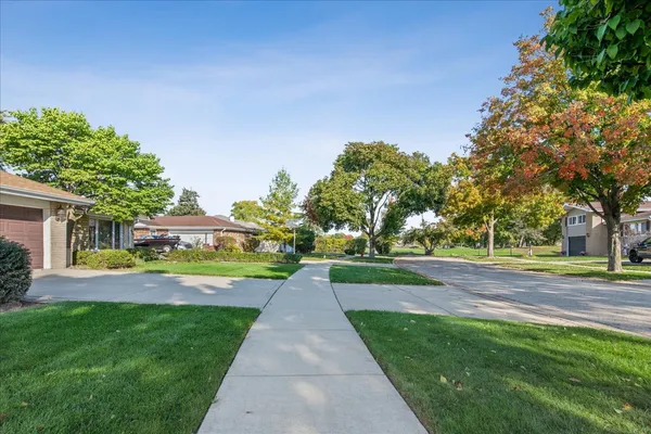 $485,000 | 1454 Dayton Place, Des Plaines, IL 60018