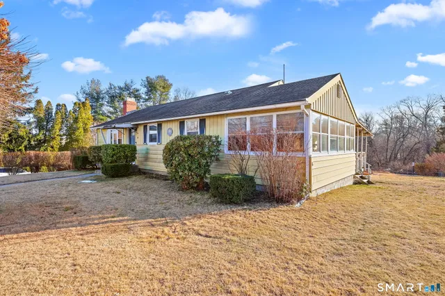 a view of a house with a yard