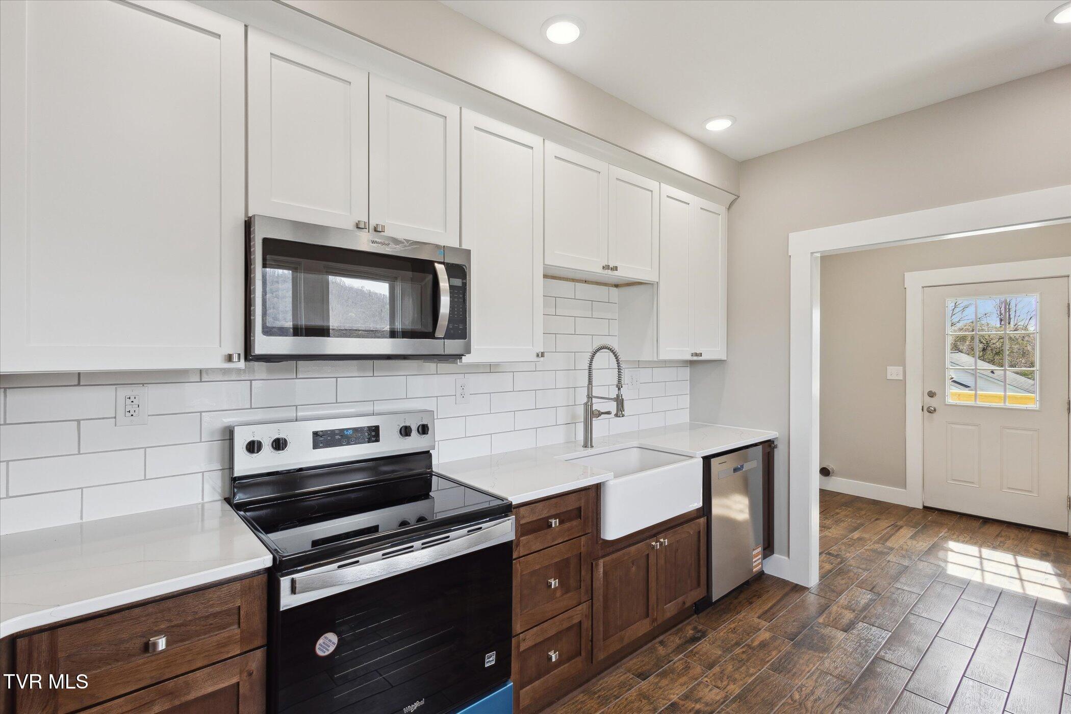 318 Boyd Street Erwin, TN 37650 - Photo 13 of 36 14-318-Boyd-St-Erwin-TN-37650-WindowStil