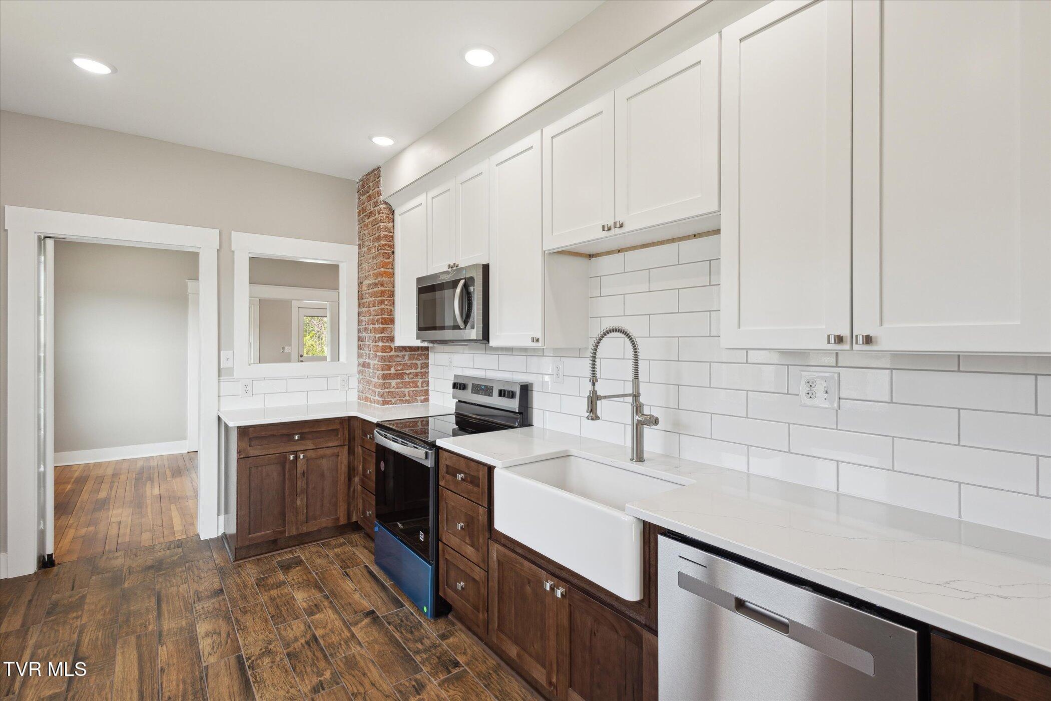 318 Boyd Street Erwin, TN 37650 - Photo 17 of 36 18-318-Boyd-St-Erwin-TN-37650-WindowStil