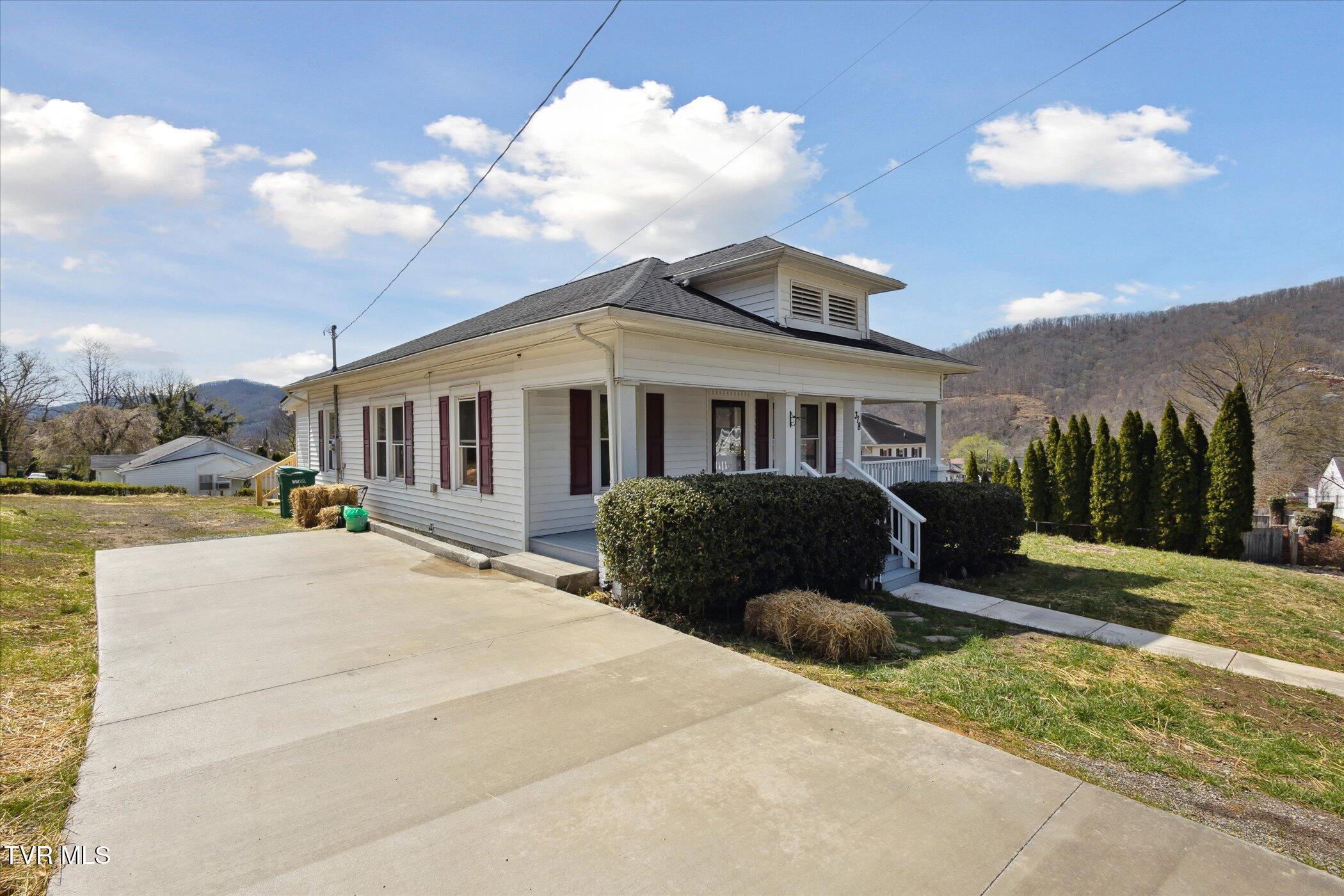 318 Boyd Street Erwin, TN 37650 - Photo 2 of 36 03-318-Boyd-St-Erwin-TN-37650-WindowStil