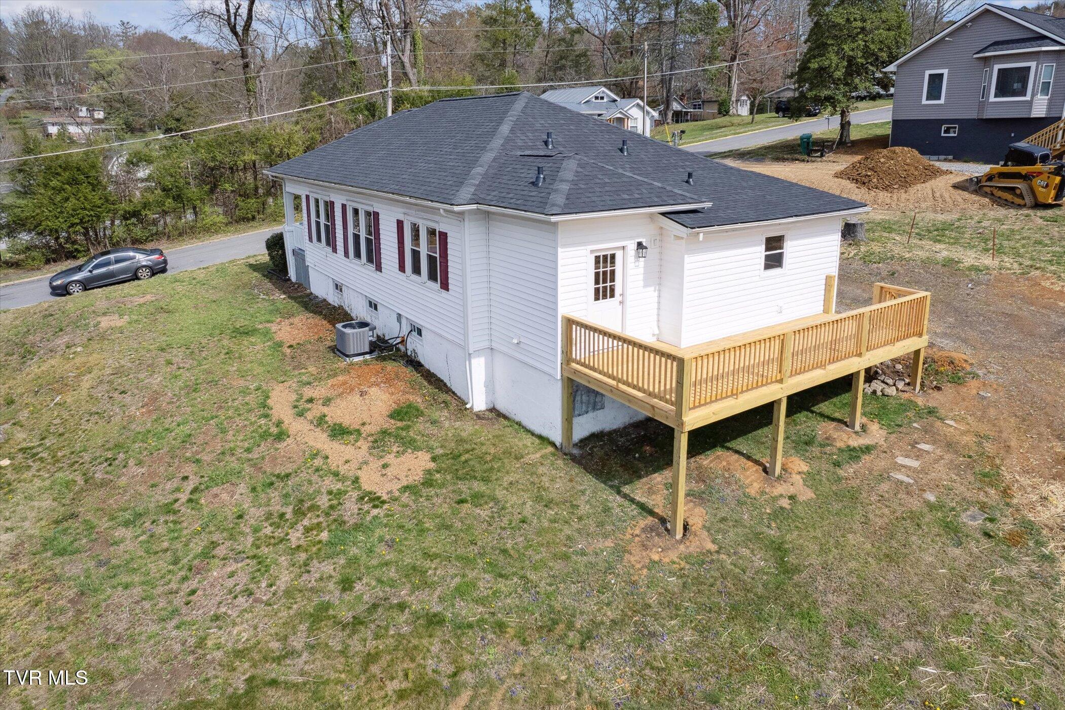 318 Boyd Street Erwin, TN 37650 - Photo 32 of 36 33-318-Boyd-St-Erwin-TN-37650-WindowStil