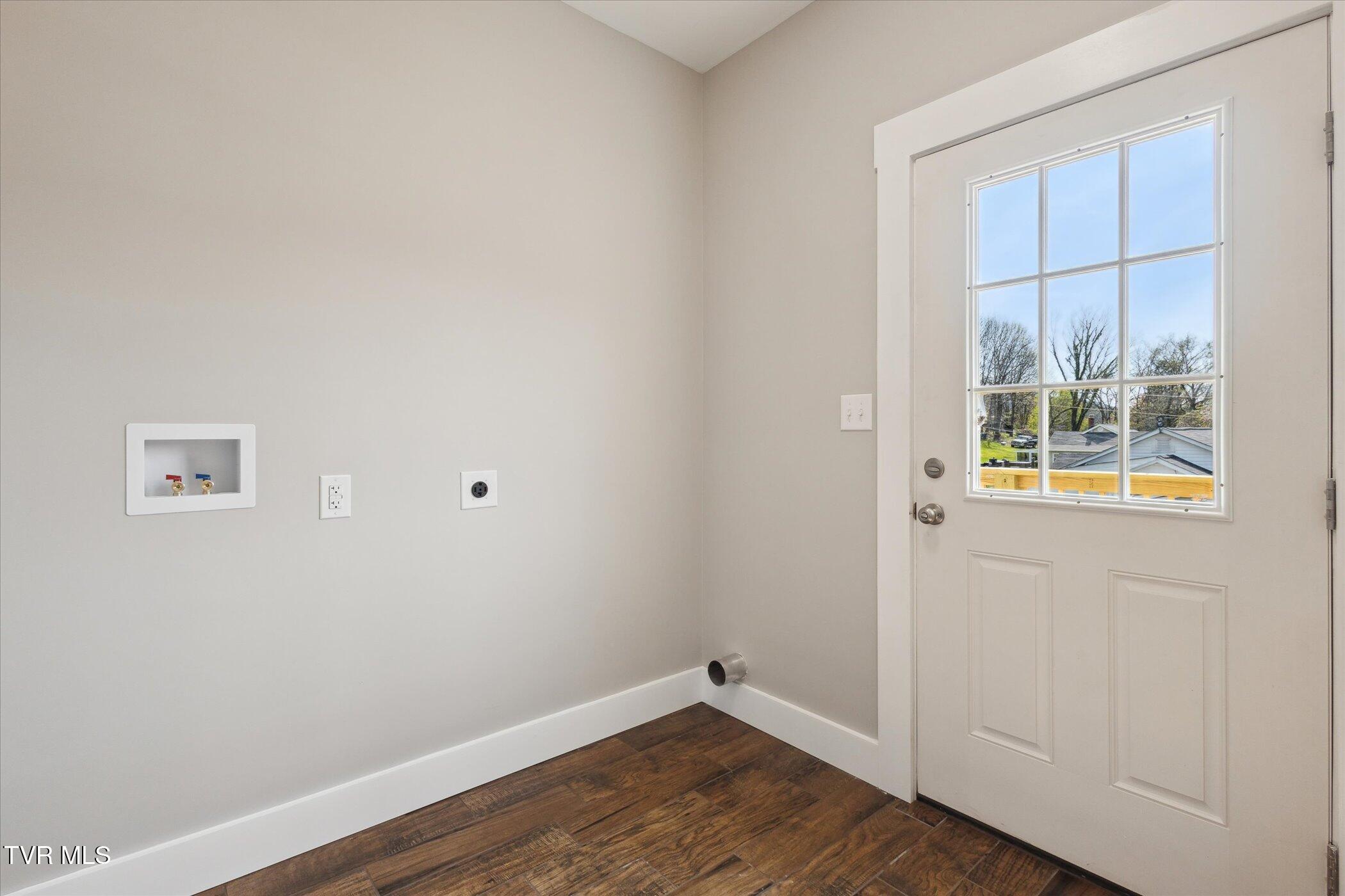 318 Boyd Street Erwin, TN 37650 - Photo 4 of 36 05-318-Boyd-St-Erwin-TN-37650-WindowStil