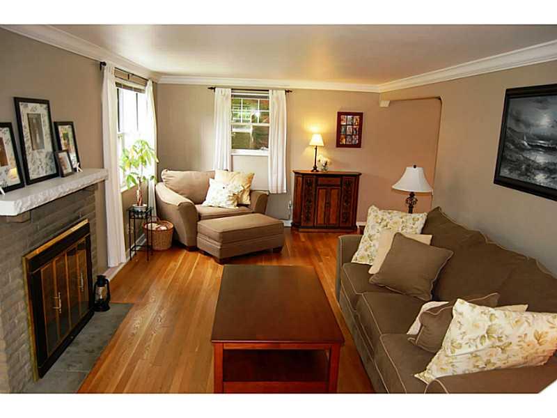 412 Nichols Road Pittsburgh, PA 15237 - Photo 8 of 25 Living Room. *CROWN MOLDING!
