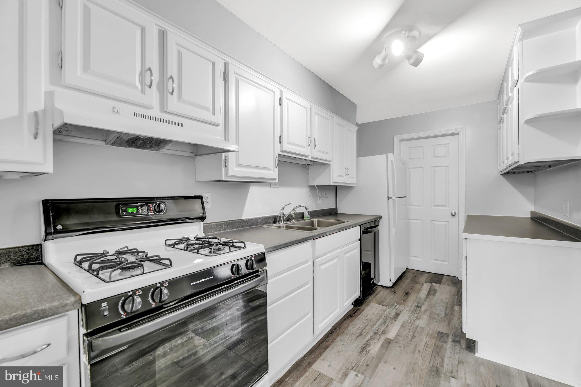 1210 Deanwood Road Baltimore, MD 21234 - Photo 14 of 33 Neutral & bright! GAS cooking!!