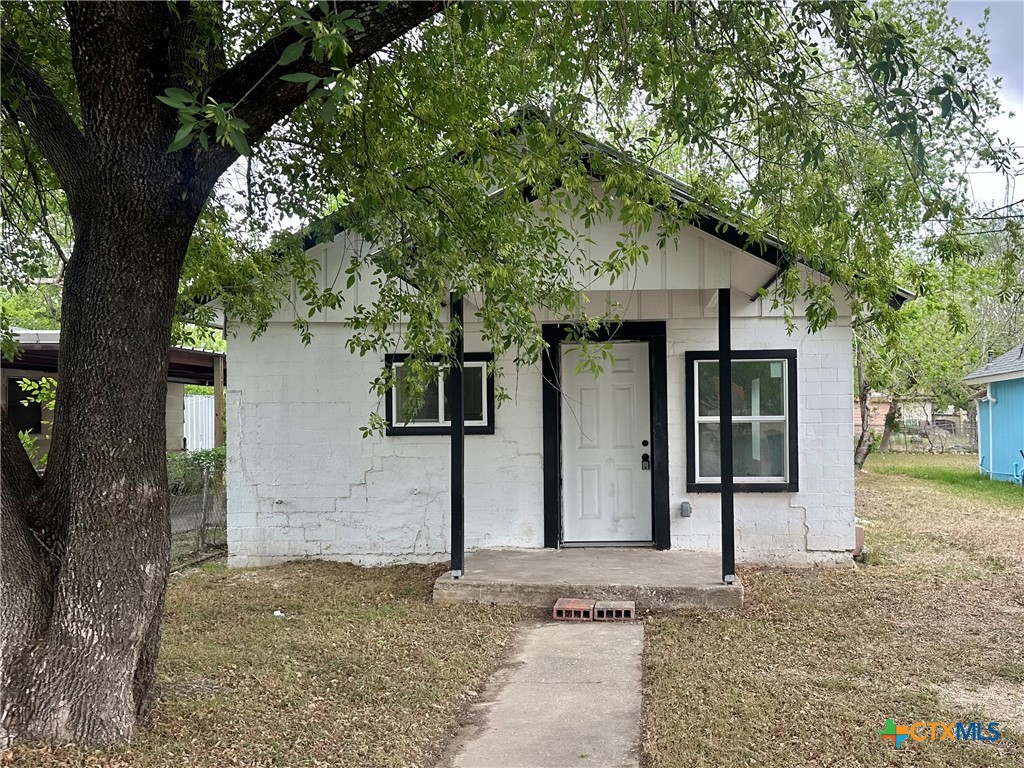 929 Veterans Street Seguin, TX 78155 - Photo 1 of 13 Front