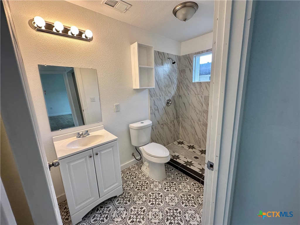 929 Veterans Street Seguin, TX 78155 - Photo 11 of 13 spare bath