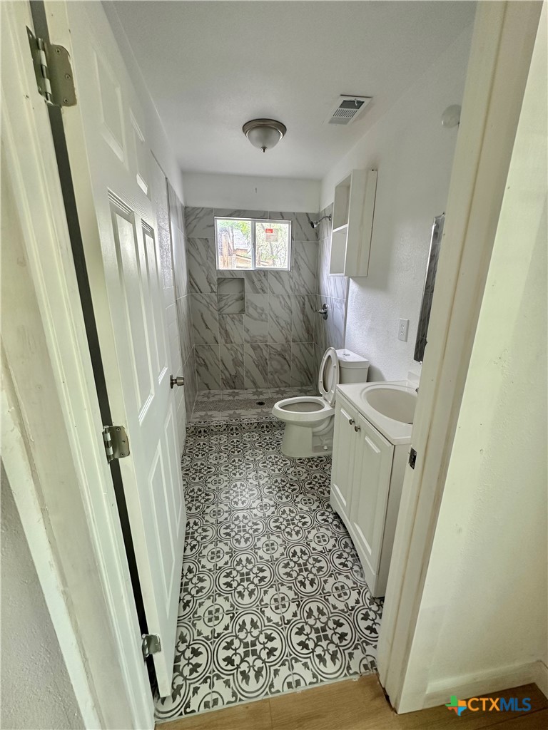 929 Veterans Street Seguin, TX 78155 - Photo 9 of 13 master bath