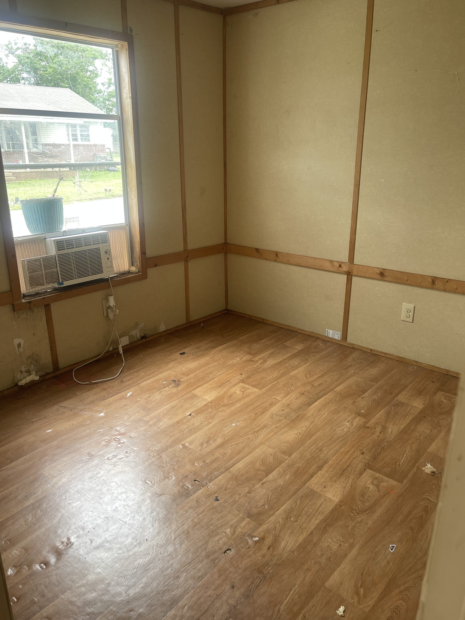 263 Reeves Street Lexington, TN 38351 - Photo 5 of 19 an empty room with a window