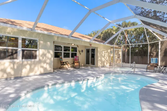 a view of a house with backyard