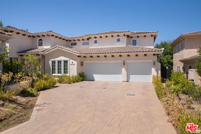 a view of front of house with yard