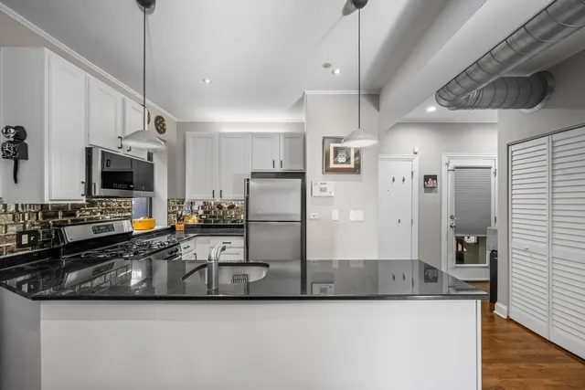 $550,000 | 1647 West Addison Street, Unit 1B, Chicago, IL 60613