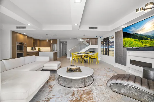 $1,100,000 | 3968 North Ocean Drive, Unit 7, Singer Island, FL 33404