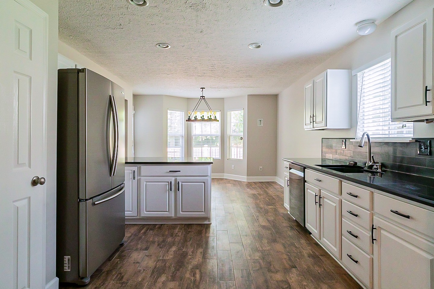 1604 Comanche Run Madison, TN 37115 - Photo 4 of 32 a kitchen with granite countertop a refrigerator stove and sink