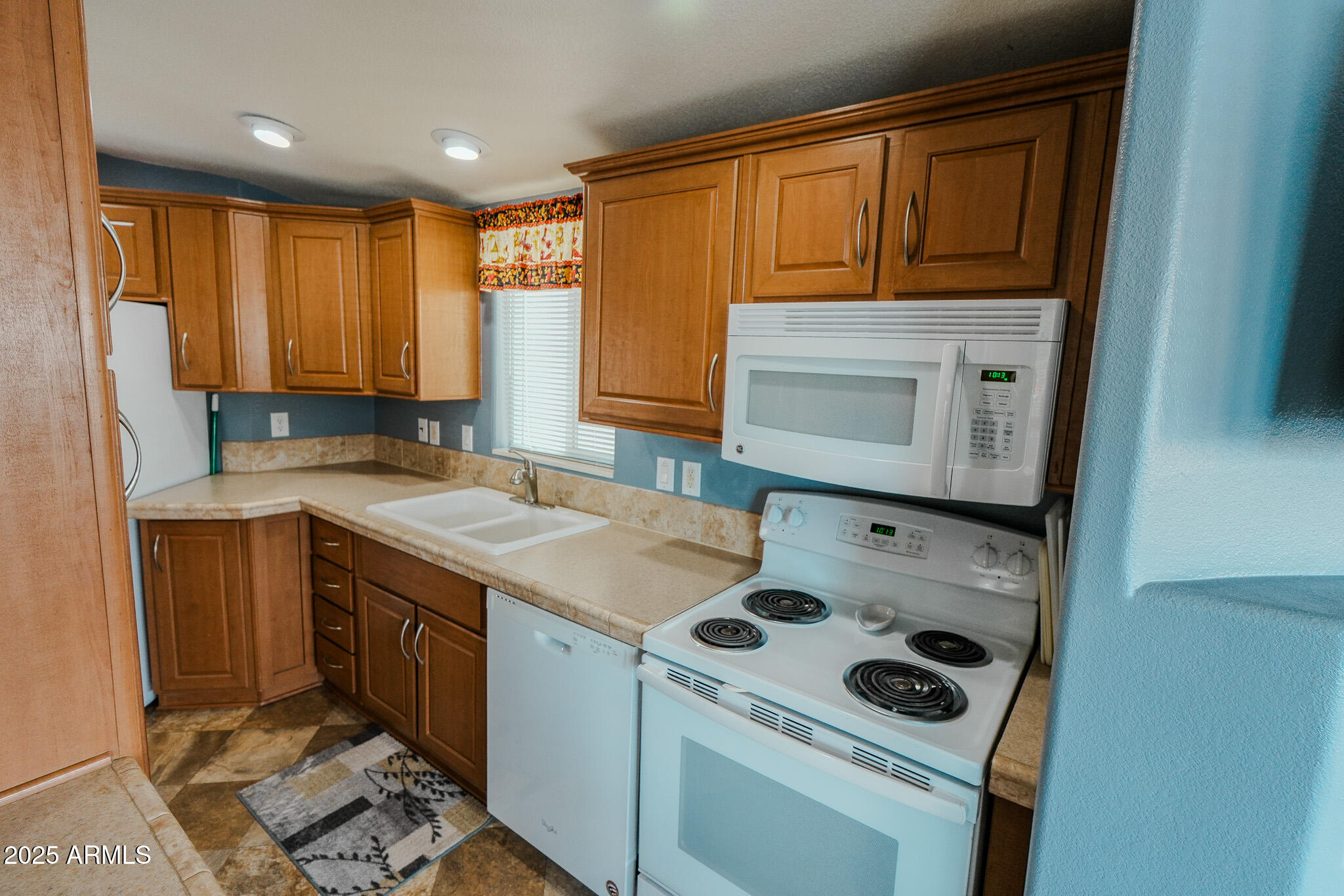 17200 West Bell Road, Unit 915 Surprise, AZ 85374 - Photo 3 of 32 a utility room with sink dryer and washer