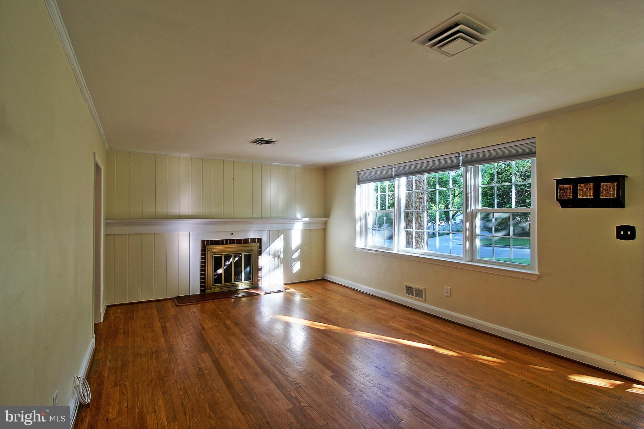 445 Range Road Towson, MD 21204 - Photo 8 of 30 Living Room