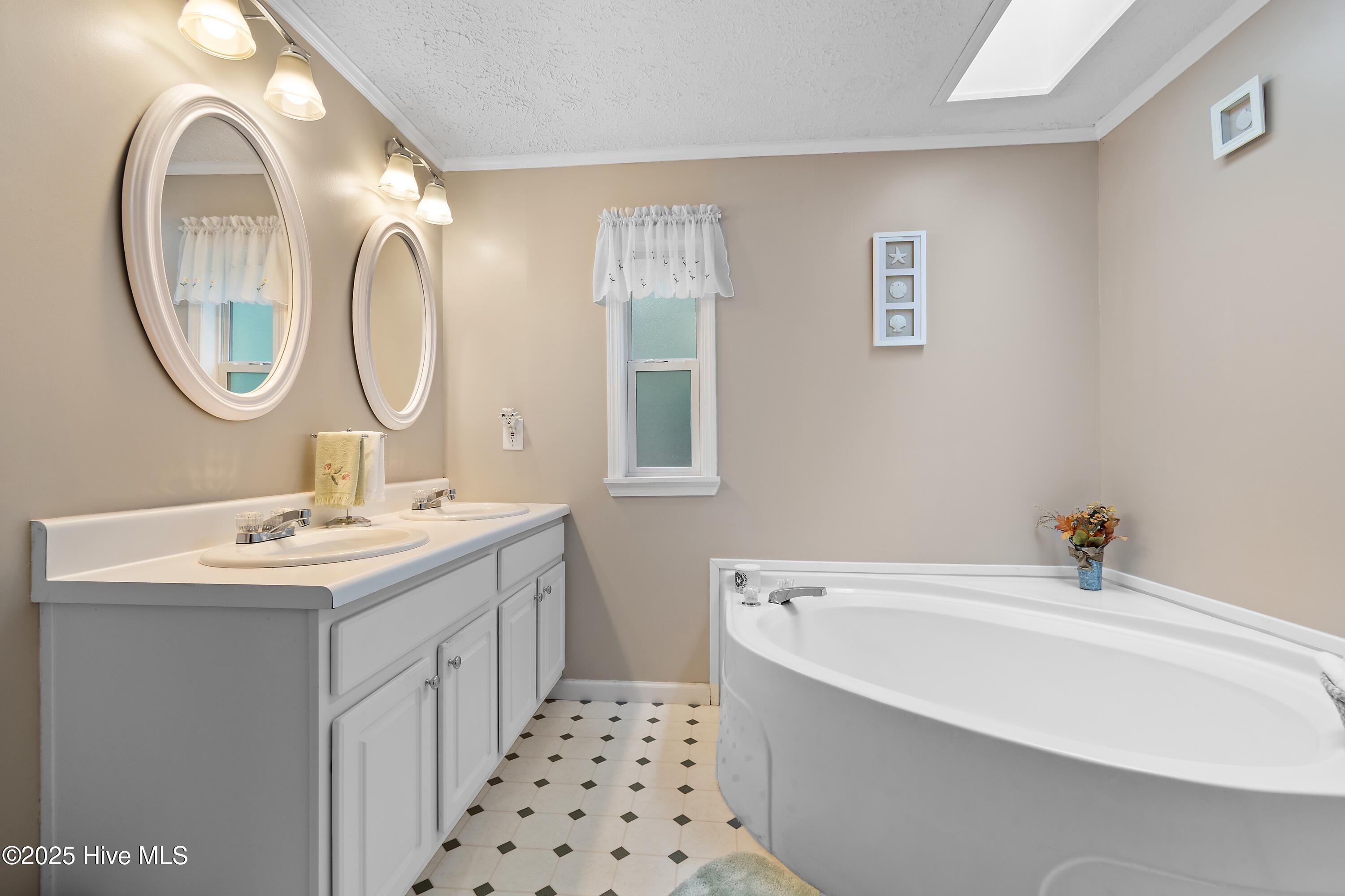 814 Watson Avenue Southwest Calabash, NC 28467 - Photo 22 of 35 Soak tub