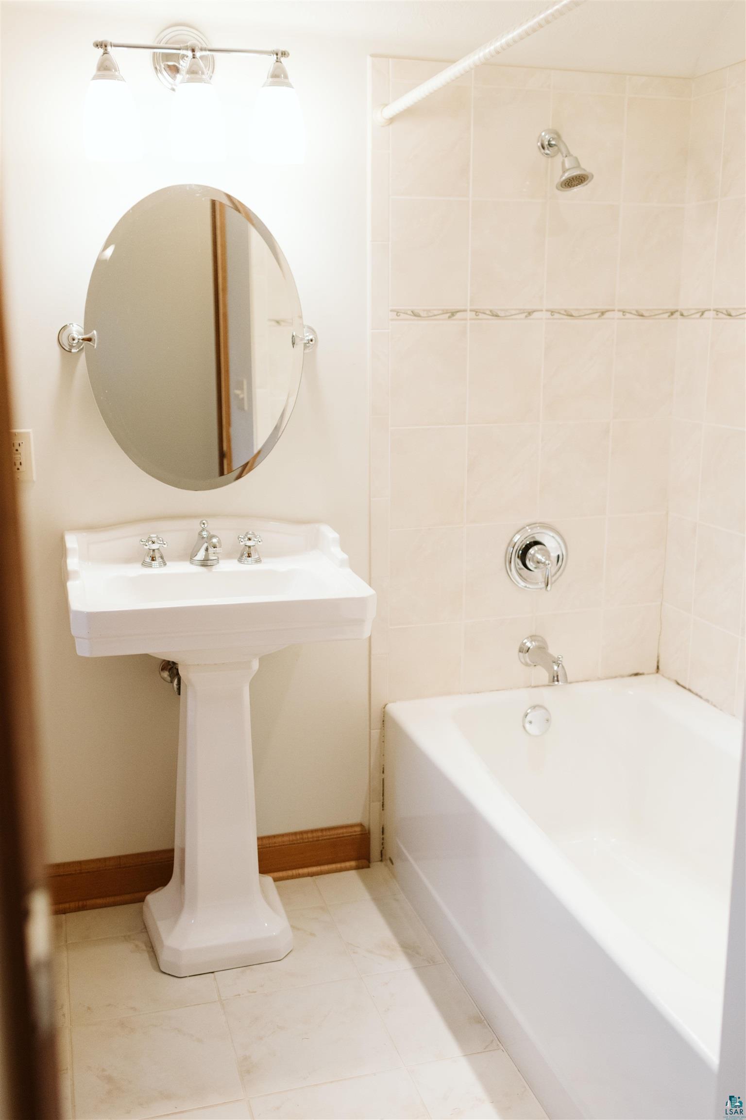 2409 Branch Street Duluth, MN 55812 - Photo 30 of 41 Bathroom