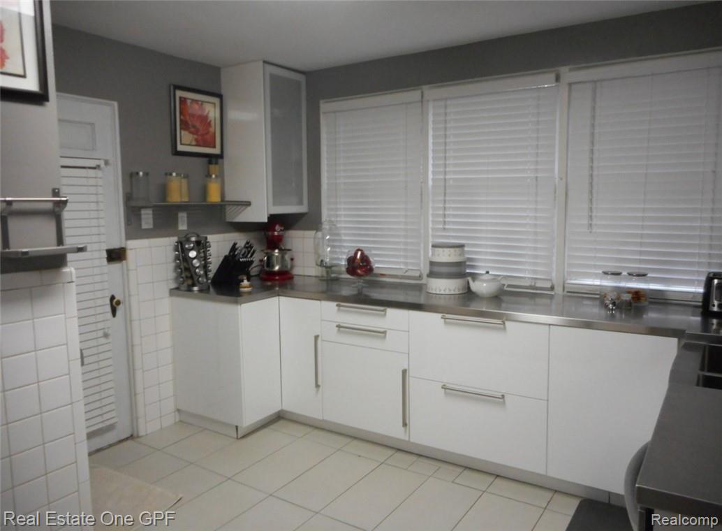 878 Cadieux Road Grosse Pointe, MI 48230 - Photo 6 of 23 7 878 Cadieux 050.JPG