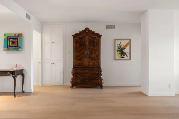 a view of empty room with front door