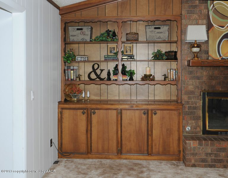 3733 Rutson Drive Amarillo, TX 79109 - Photo 18 of 35 Den built-ins