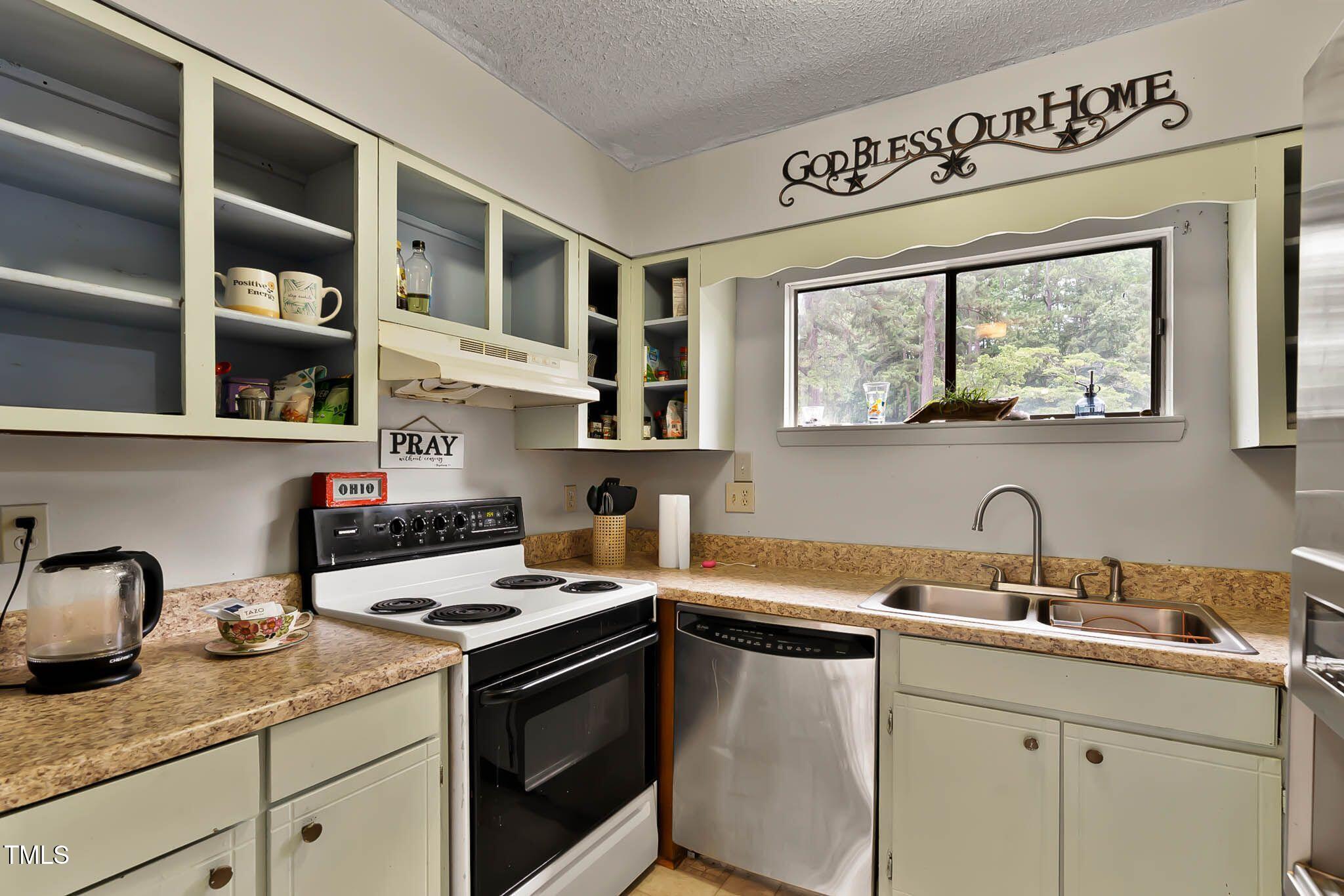 5931 Farm Gate Road Raleigh, NC 27606 - Photo 15 of 37 Kitchen - Main Floor