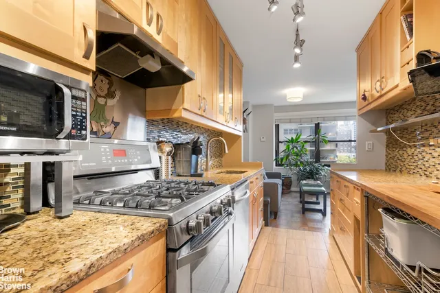 $969,500 | 140 West End Avenue, Unit 11B | Upper West Side