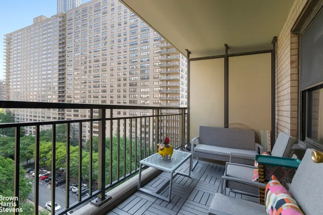 $969,500 | 140 West End Avenue, Unit 11B | Upper West Side