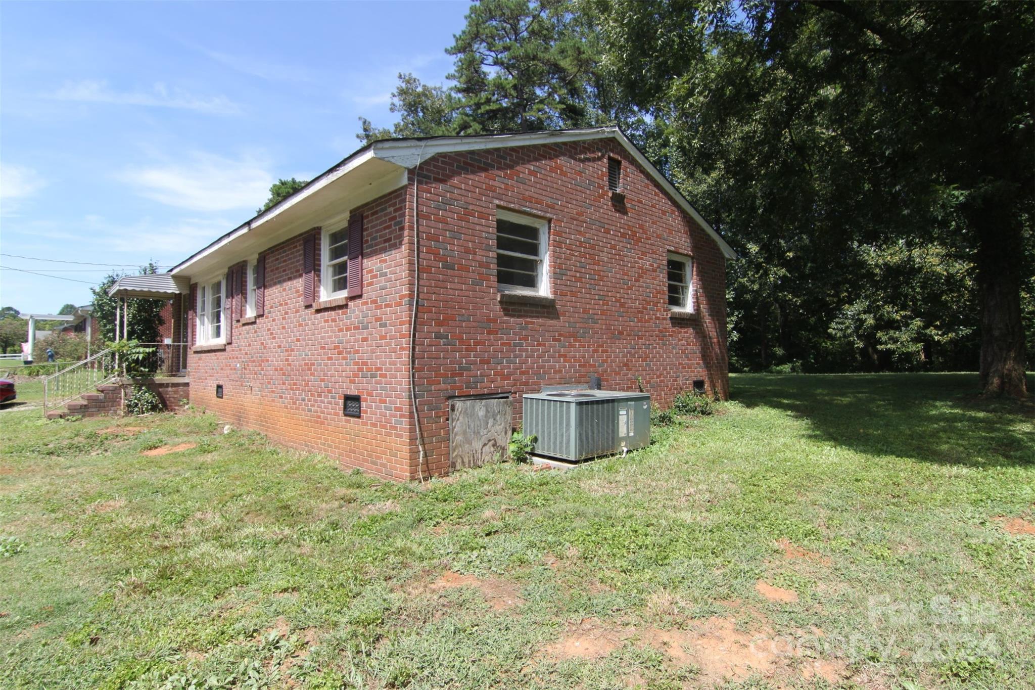 660 Dallas Spencer Mountain Road Dallas, NC 28034 - Photo 3 of 27 Gallery Image 3