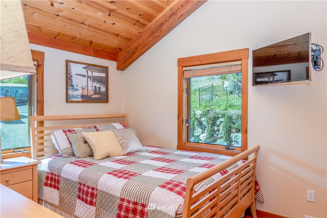 16048 South Lakeshore Road Chelan, WA 98816 - Photo 13 of 25 Gallery Image 13