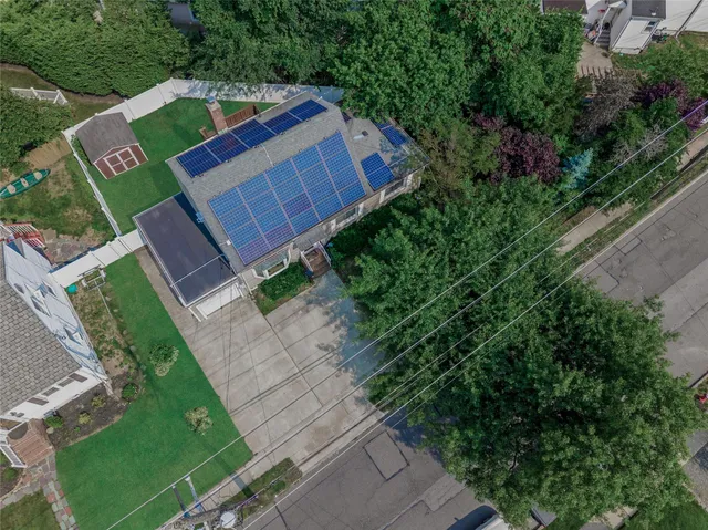 a view of a yard in front of house