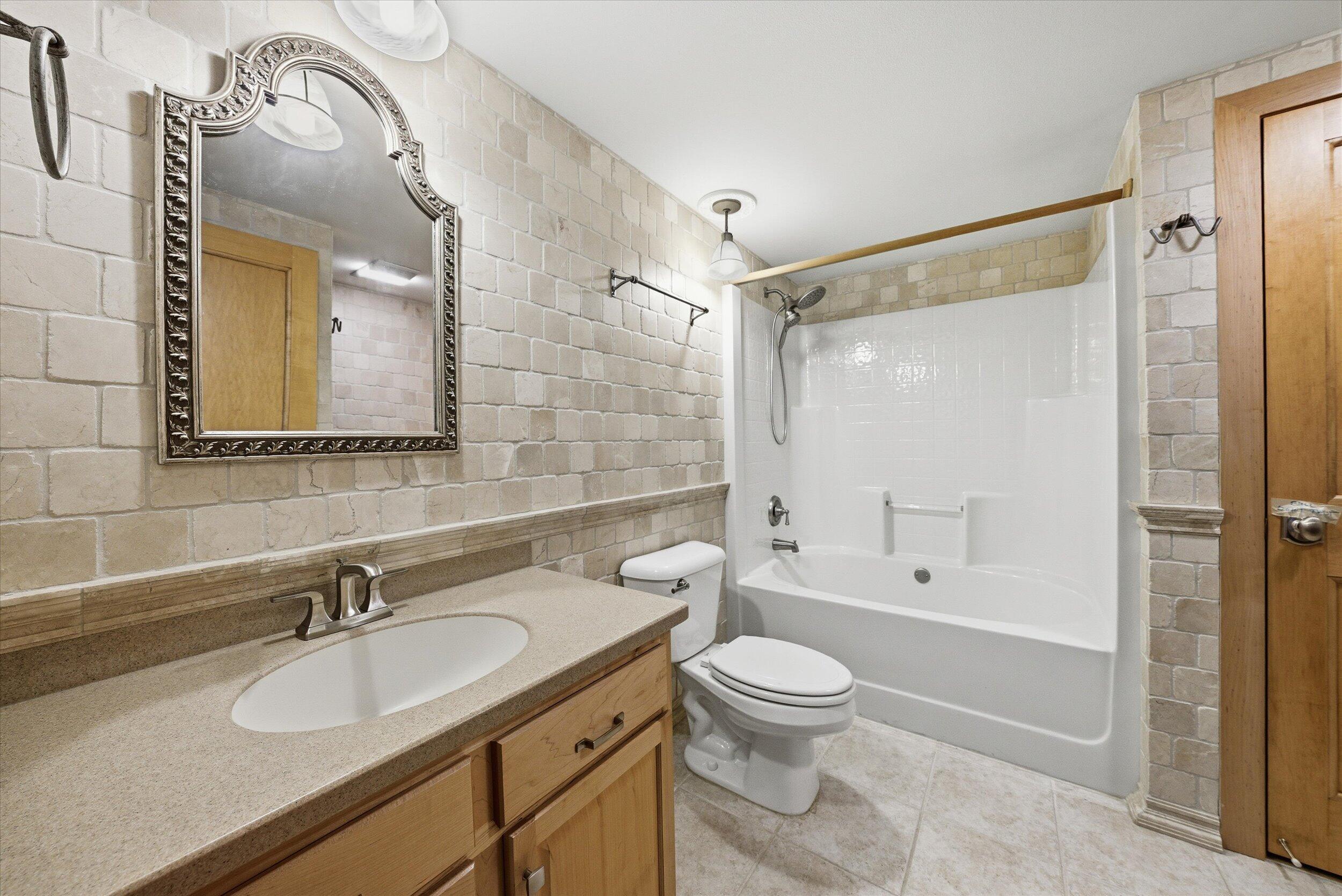 415 Lake Street, Unit 701 Port Washington, WI 53074 - Photo 15 of 31 Main Full Bath