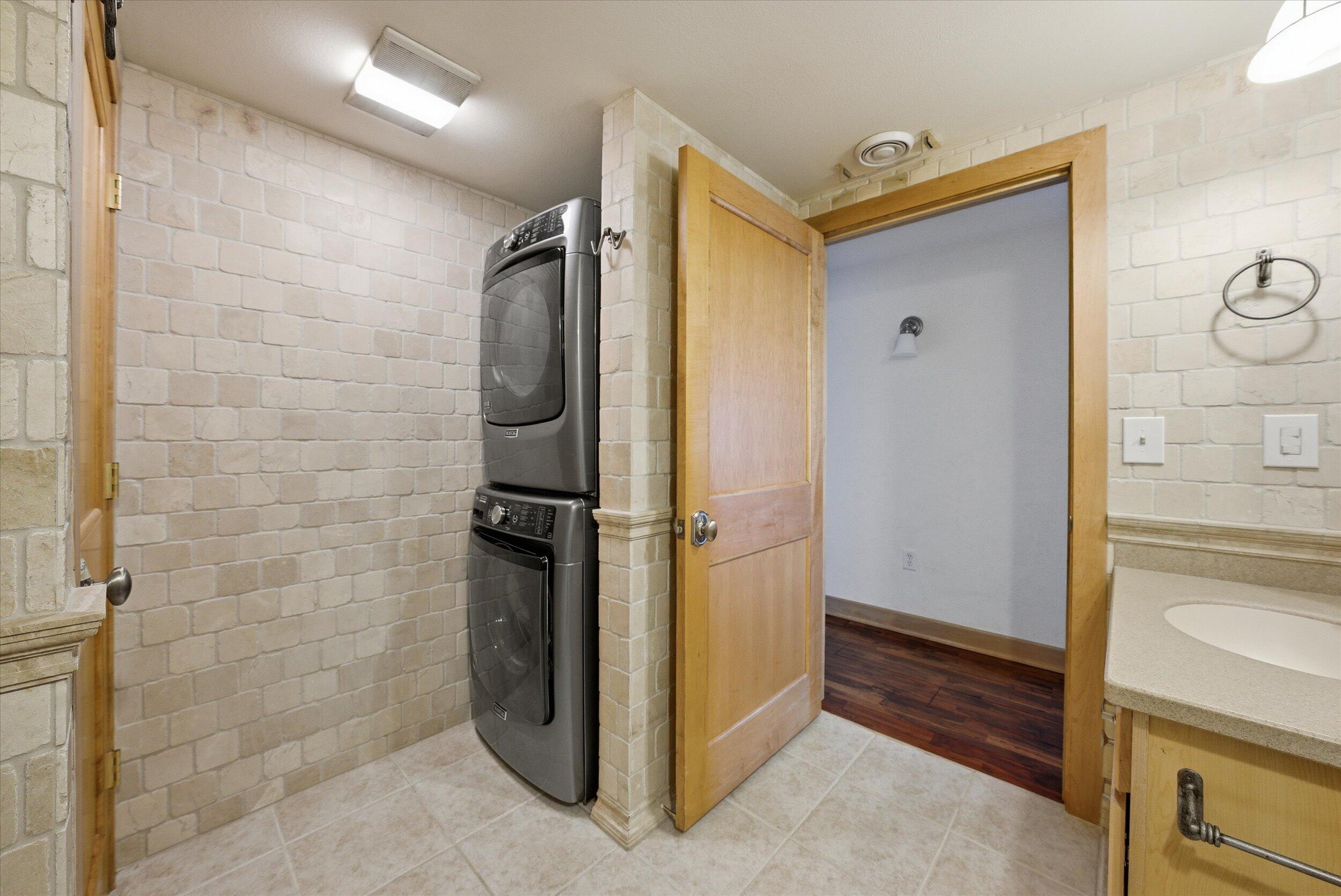 415 Lake Street, Unit 701 Port Washington, WI 53074 - Photo 16 of 31 Laundry Main Full Bath