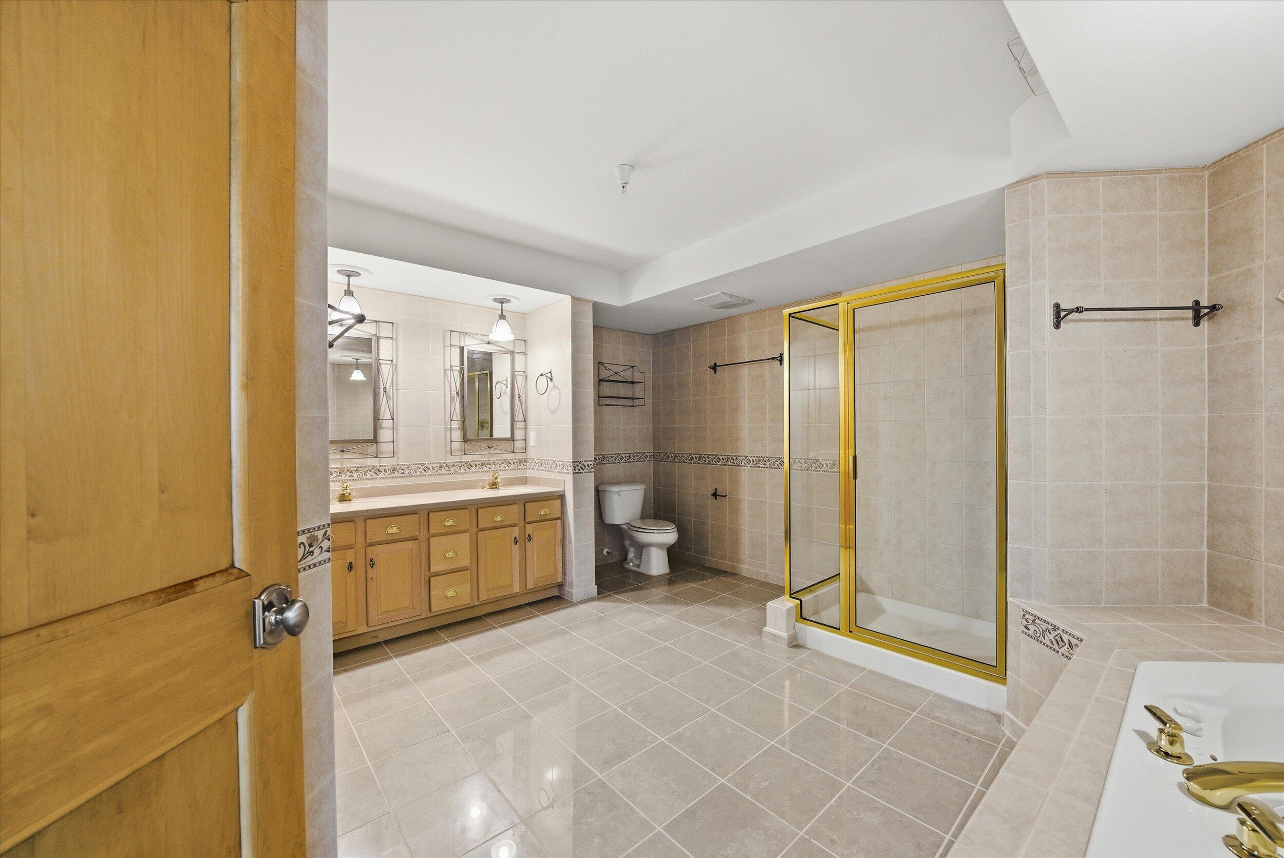 415 Lake Street, Unit 701 Port Washington, WI 53074 - Photo 19 of 31 Primary Bath