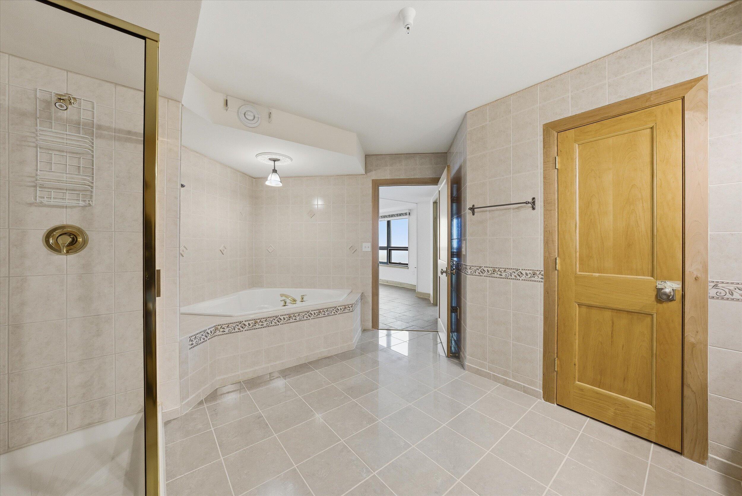 415 Lake Street, Unit 701 Port Washington, WI 53074 - Photo 20 of 31 Primary Bath