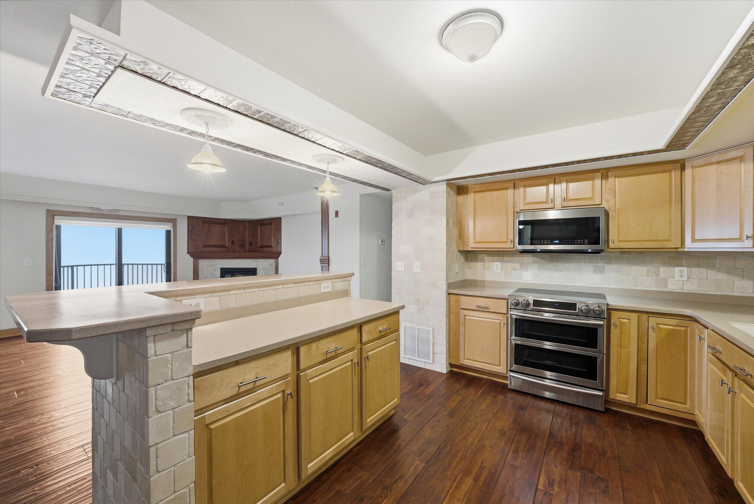 415 Lake Street, Unit 701 Port Washington, WI 53074 - Photo 9 of 31 Kitchen