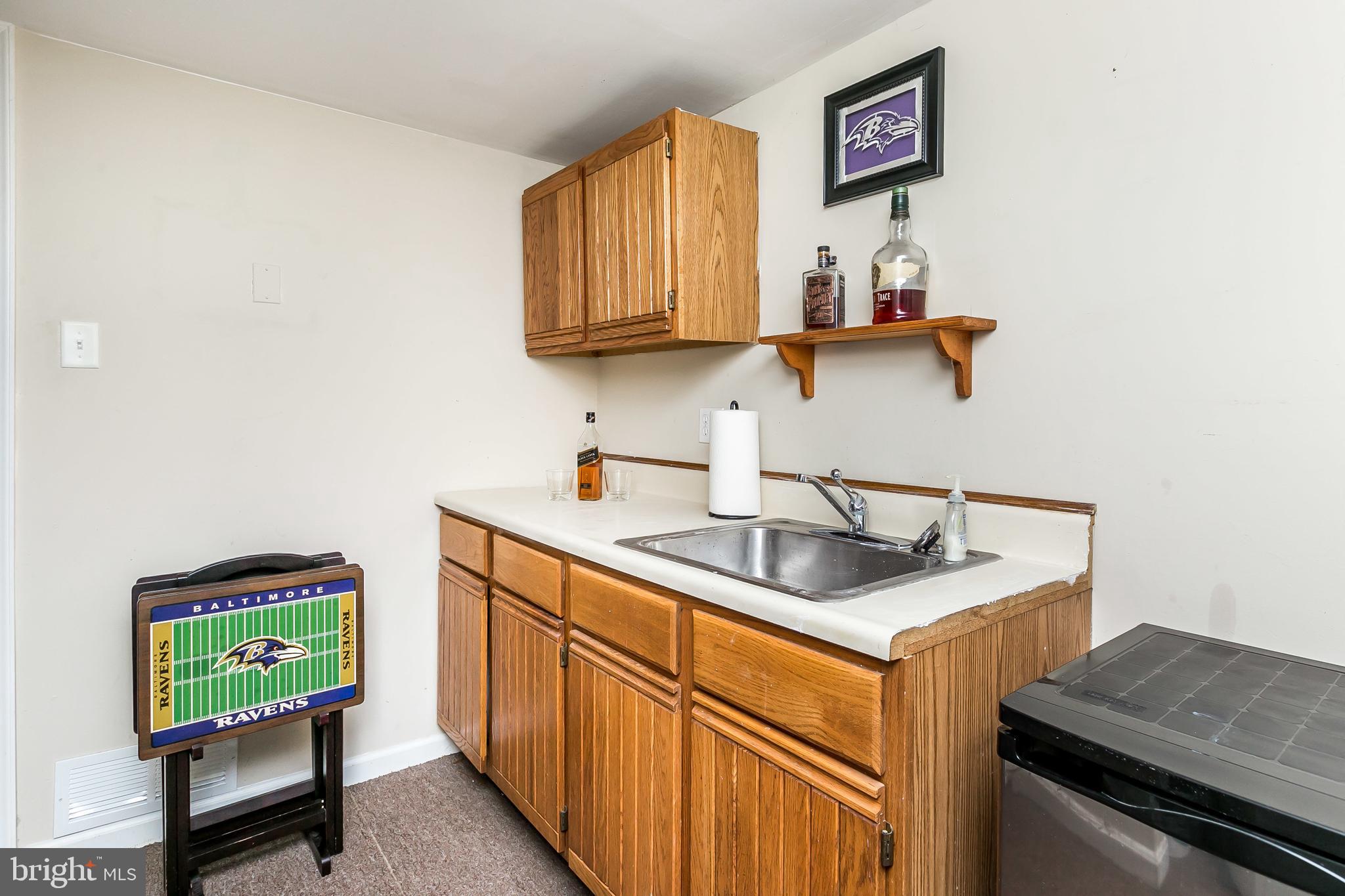 5652 Chelwynd Road Halethorpe, MD 21227 - Photo 27 of 35 Basement wet bar area