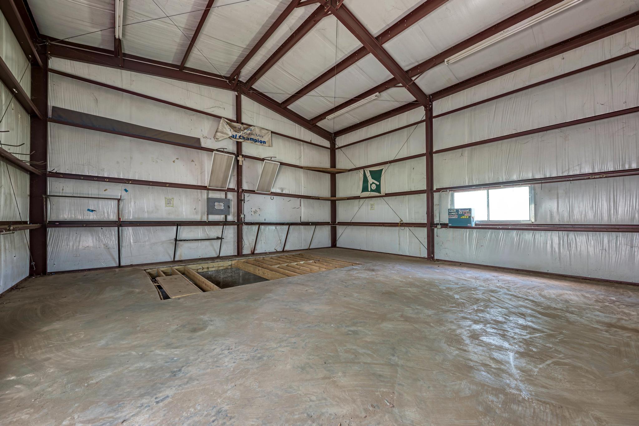 17505 Hamilton Pool Road Austin, TX 78738 - Photo 15 of 38 This large space is perfect for a workshop, equipment, boat storage, or future hobby space.
