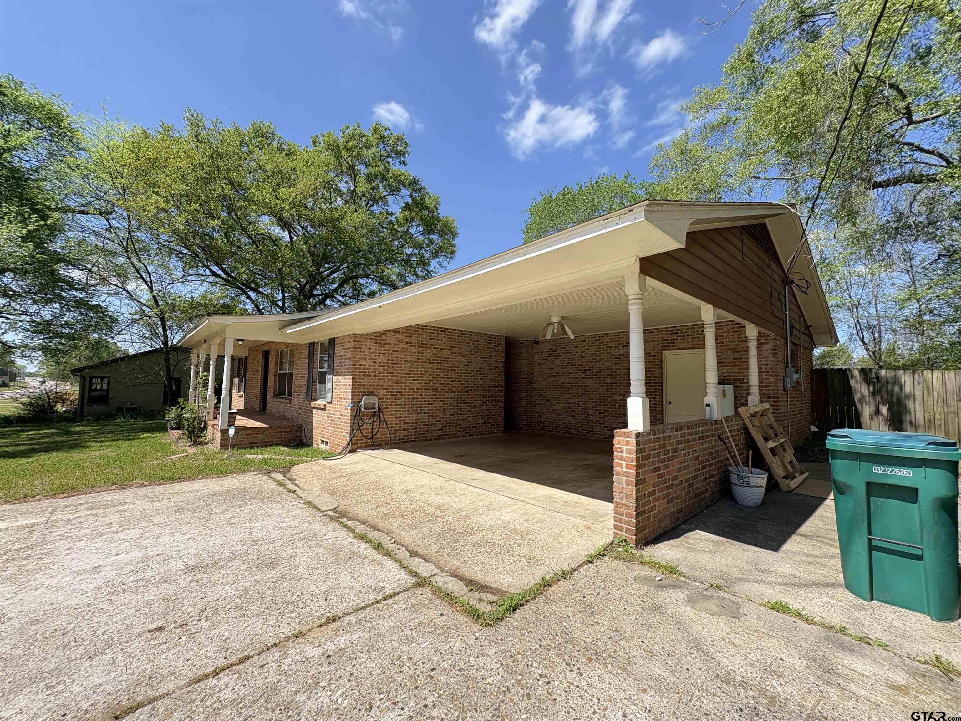 409 East Main Street Omaha, TX 75571 - Photo 4 of 15 a front view of house with yard and green space
