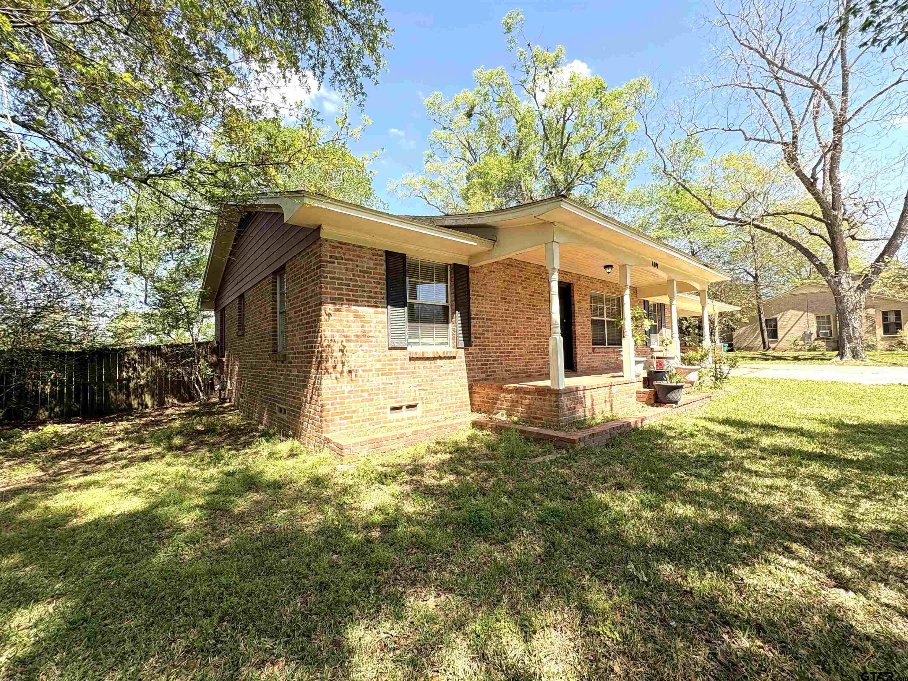 409 East Main Street Omaha, TX 75571 - Photo 5 of 15 a front view of a house with a yard