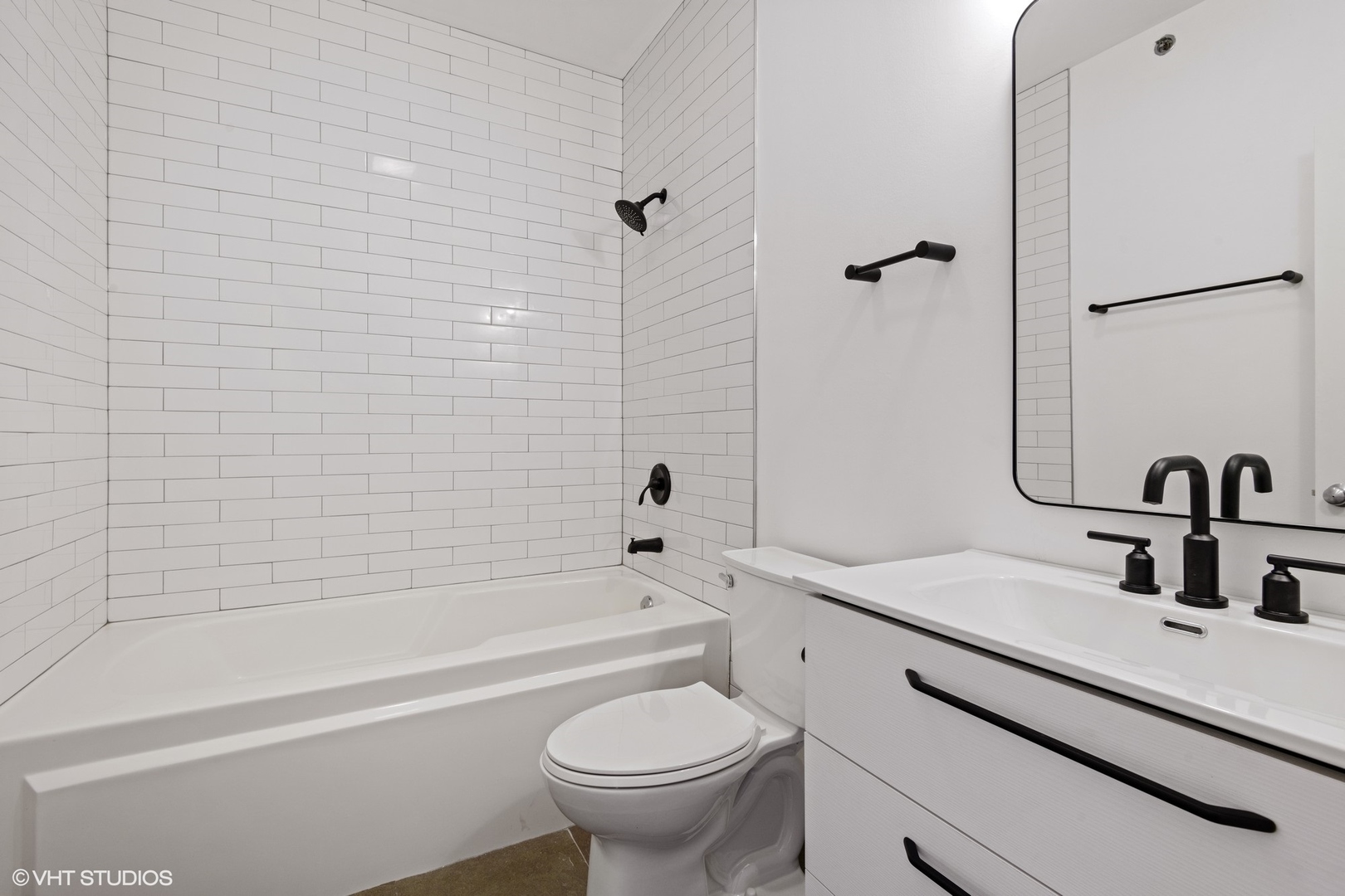 18 South Aberdeen Street, Unit 2 Chicago, IL 60607 - Photo 18 of 26 a bathroom with a sink a toilet and a bathtub