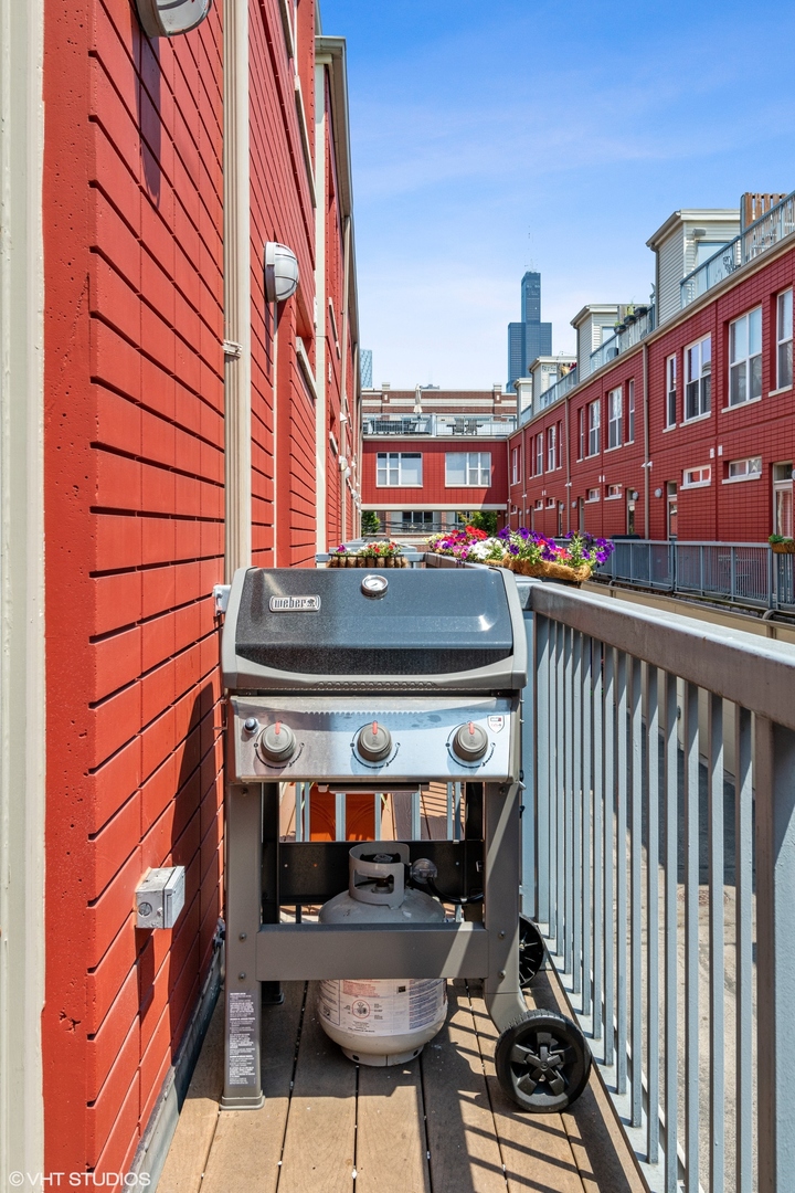 18 South Aberdeen Street, Unit 2 Chicago, IL 60607 - Photo 20 of 26 a picture of a table and chairs