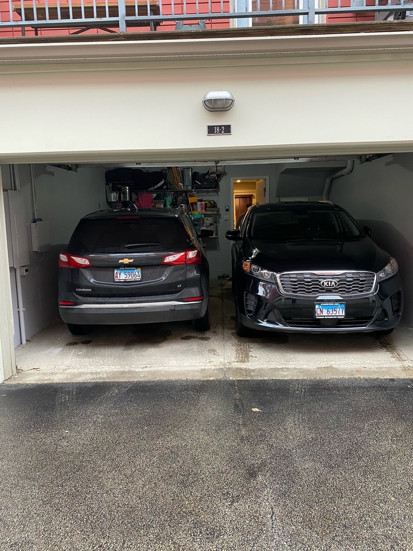 18 South Aberdeen Street, Unit 2 Chicago, IL 60607 - Photo 24 of 26 a view of car parking