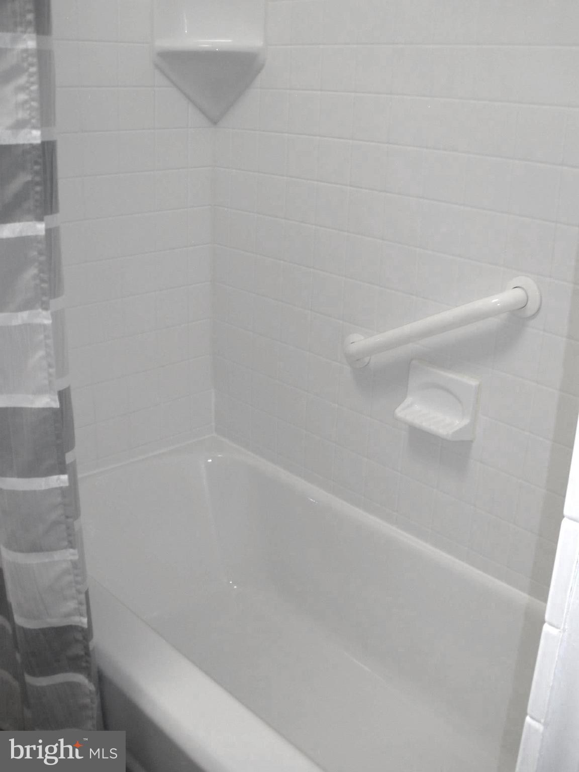 9500 Buckhorn Road Baltimore, MD 21234 - Photo 14 of 30 Bath Lovely, Clean Tub Area